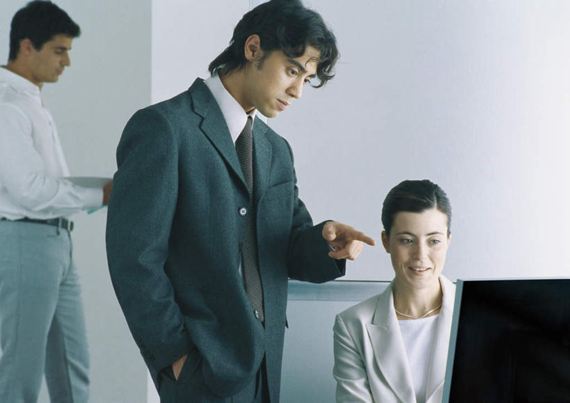 西方人,头发,三个人,伙伴,同事,朋友,商务人士,商务男性,商务女性,办公室,站,坐,横图,室内,白天,正面,衬衫,友谊,成功,合作,团队,集体,信心,电脑,笔记本电脑,欧洲,欧洲人,敲打,握,指,阴影,套装,光线,网络,材料,档案,文件,影子,墙,拿,拿着,方向,输入,通讯设备,队伍,墙壁,墙面,黑色,阳光,资料,打字,低头,手势,站着,握着,点击,一台,敲击,无线,领导,指向,成就,文档,通信设备,商务装,无线网络,合伙,领袖,无线上网,便携式电脑,工薪阶层,单手抄兜,单手放兜,友情,按键,手提电脑,男人,男性,年轻男性,年轻女性,女人,女性,白种人,白领,上班族,插兜,手插兜,手放口袋,站立,坐着,半身,彩图,衬衣,手抄兜