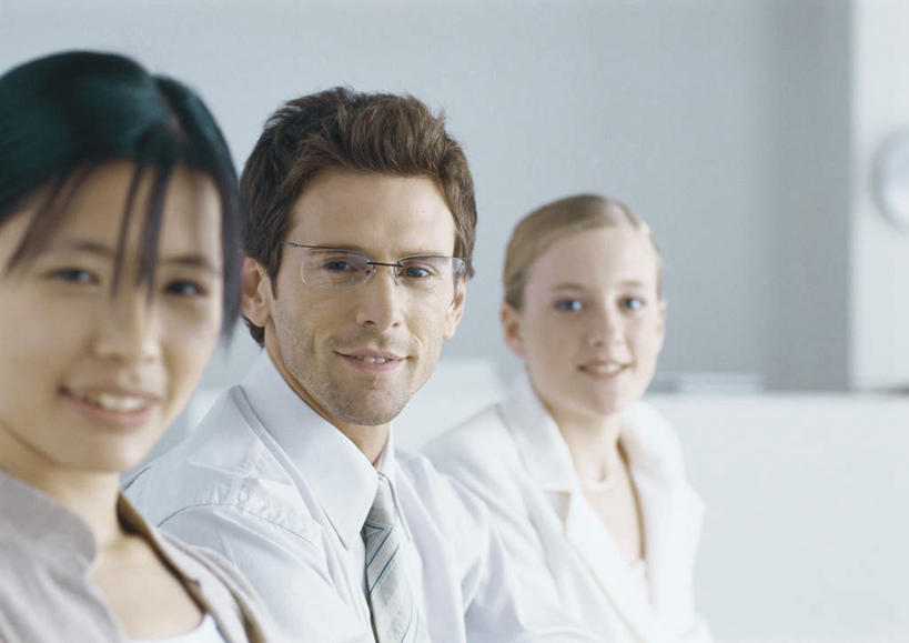 西方人,头发,三个人,伙伴,同事,朋友,商务人士,商务男性,商务女性,办公室,坐,笑,微笑,露齿笑,横图,室内,白天,正面,衬衫,友谊,成功,合作,团队,集体,信心,沙发,欧洲,欧洲人,一副,一排,阴影,套装,整齐,时间,光线,时钟,眼镜,影子,墙,计时,注视,队伍,墙壁,墙面,排列,一个,黄色,阳光,挂钟,钟表,观察,看,靠,靠着,倚靠,转头,表,单个,观看,察看,领导,倚着,成就,队列,关注,商务装,合伙,领袖,近视眼镜,布艺沙发,工薪阶层,友情,男人,男性,年轻男性,年轻女性,女人,女性,白种人,白领,上班族,钟,坐着,半身,彩图,衬衣