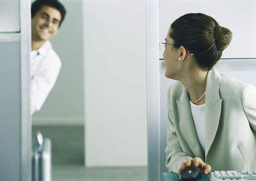 西方人,头发,两个人,伙伴,朋友,商务人士,商务男性,商务女性,办公室,坐,笑,微笑,露齿笑,横图,室内,白天,正面,衬衫,友谊,电脑,笔记本电脑,桌子,欧洲,欧洲人,一副,阴影,套装,光线,网络,眼镜,影子,办公桌,墙,注视,通讯设备,相视,墙壁,墙面,黄色,阳光,观察,看,转头,面对面,观看,对视,察看,无线,关注,通信设备,相对,商务装,无线网络,近视眼镜,无线上网,便携式电脑,工薪阶层,相看,友情,手提电脑,男人,男性,年轻男性,年轻女性,女人,女性,白种人,白领,上班族,坐着,半身,彩图,衬衣