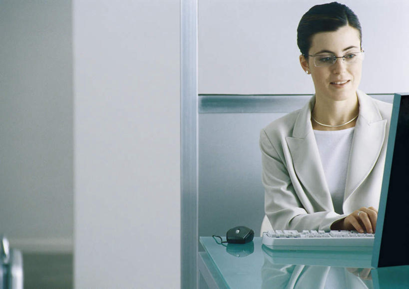 西方人,一个人,商务人士,商务女性,办公室,坐,笑,摸,微笑,露齿笑,横图,室内,白天,正面,电脑,笔记本电脑,桌子,欧洲,欧洲人,仅一个年轻女性,仅一个女性,仅一个人,一副,抚摸,敲打,阴影,套装,光线,网络,眼镜,影子,办公桌,墙,注视,输入,通讯设备,墙壁,墙面,阳光,打字,低头,观察,看,观看,点击,一台,敲击,察看,无线,关注,通信设备,商务装,无线网络,近视眼镜,无线上网,便携式电脑,工薪阶层,按键,手提电脑,年轻女性,女人,女性,白种人,白领,上班族,触摸,接触,坐着,半身,彩图