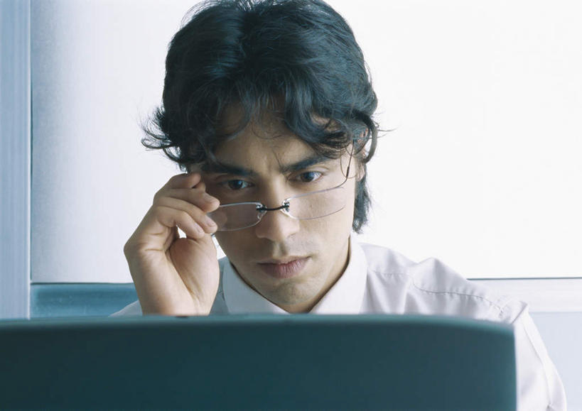 西方人,一个人,商务人士,商务男性,办公室,坐,摸,横图,室内,特写,白天,正面,衬衫,电脑,笔记本电脑,欧洲,欧洲人,仅一个男性,仅一个人,一副,抚摸,握,阴影,套装,光线,网络,眼镜,影子,墙,拿,拿着,注视,通讯设备,墙壁,墙面,仅一个年轻男性,阳光,观察,看,靠,靠着,倚靠,握着,观看,察看,无线,倚着,关注,通信设备,商务装,无线网络,近视眼镜,无线上网,便携式电脑,工薪阶层,手提电脑,男人,男性,年轻男性,白种人,白领,上班族,触摸,接触,坐着,半身,彩图,衬衣