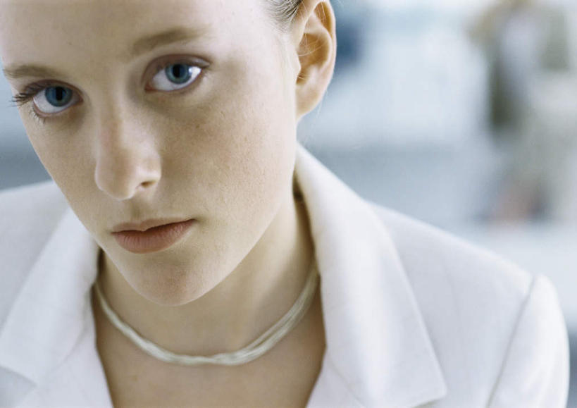 西方人,脸,头,脸颊,头发,一个人,商务人士,商务女性,站,笑,微笑,横图,室内,特写,白天,正面,项链,欧洲,欧洲人,仅一个年轻女性,仅一个女性,仅一个人,一条,阴影,套装,朦胧,模糊,光线,影子,注视,黄色,阳光,观察,看,站着,观看,察看,关注,商务装,工薪阶层,年轻女性,女人,女性,白种人,头部,脸部,脸蛋,面部,白领,上班族,站立,半身,彩图