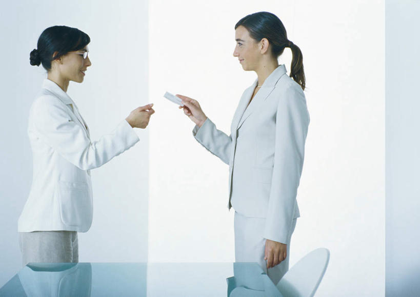 西方人,头发,两个人,伙伴,朋友,商务人士,商务女性,办公室,站,笑,微笑,露齿笑,横图,室内,白天,侧面,友谊,桌子,椅子,欧洲,欧洲人,一张,握,阴影,套装,传递,光线,影子,办公桌,墙,拿,拿着,注视,相视,墙壁,墙面,一个,黑色,阳光,卡片,观察,看,站着,面对面,握着,单个,观看,对视,察看,关注,相对,商务装,工薪阶层,相看,友情,年轻女性,女人,女性,白种人,白领,上班族,站立,半身,彩图