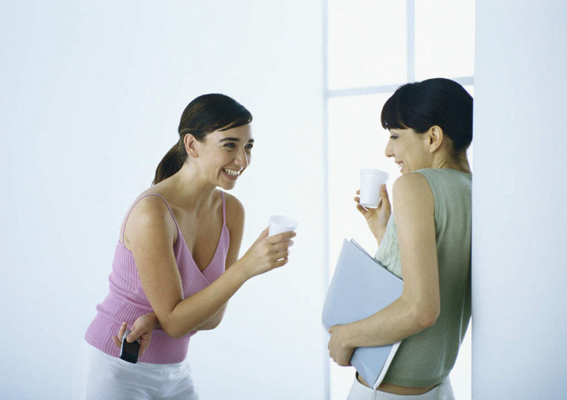 西方人,两个人,伙伴,朋友,商务人士,商务女性,站,笑,微笑,露齿笑,横图,室内,白天,侧面,友谊,窗户,杯子,欧洲,欧洲人,喝,握,阴影,服装,光线,材料,档案,文件,影子,墙,拿,拿着,注视,休闲装,玻璃窗,相视,墙壁,墙面,两个,衣服,粉色,绿色,阳光,纸制品,资料,观察,看,靠,靠着,倚靠,站着,张嘴,休闲,面对面,休闲服,握着,服饰,观看,纸杯,对视,察看,倚着,关注,一次性杯子,文档,相对,张大嘴巴,工薪阶层,相看,友情,年轻女性,女人,女性,白种人,白领,上班族,张开嘴,站立,半身,彩图