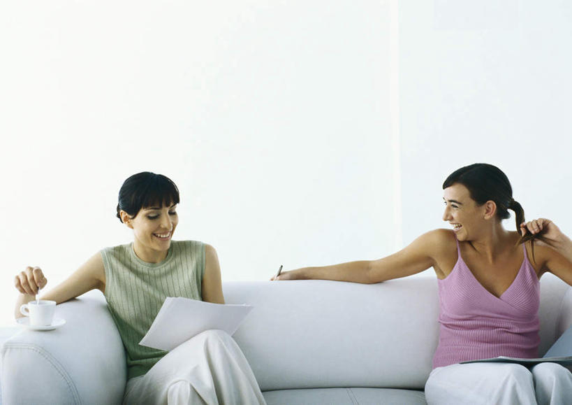 西方人,头发,两个人,伙伴,朋友,商务人士,商务女性,客厅,坐,笑,摸,微笑,露齿笑,横图,室内,白天,正面,友谊,沙发,杯子,欧洲,欧洲人,撑,抚摸,握,服装,材料,瓷器,档案,文件,墙,咖啡杯,陶瓷制品,拿,拿着,注视,休闲装,墙壁,墙面,一个,衣服,粉色,绿色,黑色,资料,低头,观察,看,靠,靠着,倚靠,休闲,休闲服,握着,服饰,单个,观看,察看,起居室,撑着,倚着,关注,文档,瓷杯,布艺沙发,工薪阶层,友情,年轻女性,女人,女性,白种人,白领,上班族,触摸,接触,坐着,半身,彩图