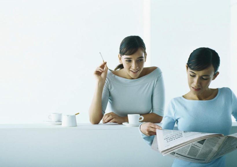 西方人,头发,两个人,伙伴,朋友,商务人士,商务女性,客厅,坐,笑,摸,微笑,露齿笑,横图,室内,白天,正面,阅读,友谊,沙发,报纸,杯子,欧洲,欧洲人,一张,撑,抚摸,握,学习,阴影,服装,光线,信息,瓷器,影子,咖啡杯,陶瓷制品,拿,拿着,休闲装,三个,衣服,蓝色,黑色,阳光,看,靠,靠着,倚靠,休闲,休闲服,浏览,握着,服饰,新闻,撑着,倚着,瓷杯,布艺沙发,工薪阶层,友情,年轻女性,女人,女性,白种人,白领,上班族,触摸,接触,坐着,半身,彩图,报刊