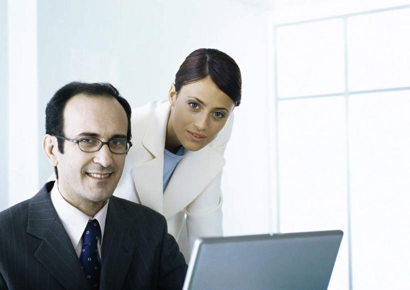 西方人,头发,两个人,伙伴,朋友,商务人士,商务男性,商务女性,办公室,站,坐,笑,摸,微笑,露齿笑,横图,室内,白天,正面,衬衫,友谊,电脑,笔记本电脑,欧洲,欧洲人,一副,撑,弯腰,套装,网络,眼镜,墙,通讯设备,墙壁,墙面,黑色,低头,站着,一台,无线,撑着,通信设备,商务装,无线网络,近视眼镜,无线上网,便携式电脑,工薪阶层,弯身,友情,手提电脑,男人,男性,年轻男性,年轻女性,女人,女性,白种人,白领,上班族,触摸,接触,站立,坐着,半身,彩图,衬衣