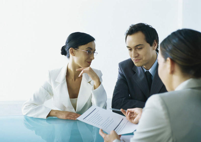 西方人,背部,头发,三个人,伙伴,同事,朋友,商务人士,商务男性,商务女性,办公室,坐,笑,摸,微笑,露齿笑,横图,室内,白天,正面,衬衫,友谊,成功,合作,团队,集体,信心,桌子,欧洲,欧洲人,一副,撑,抚摸,握,阴影,套装,开会,会议,光线,材料,档案,文件,眼镜,影子,办公桌,墙,拿,拿着,托腮,注视,队伍,墙壁,墙面,黑色,阳光,资料,观察,看,托,转头,握着,观看,察看,领导,成就,关注,托下巴,文档,商务装,合伙,领袖,近视眼镜,工薪阶层,友情,男人,男性,年轻男性,年轻女性,女人,女性,白种人,白领,上班族,触摸,接触,坐着,半身,彩图,衬衣