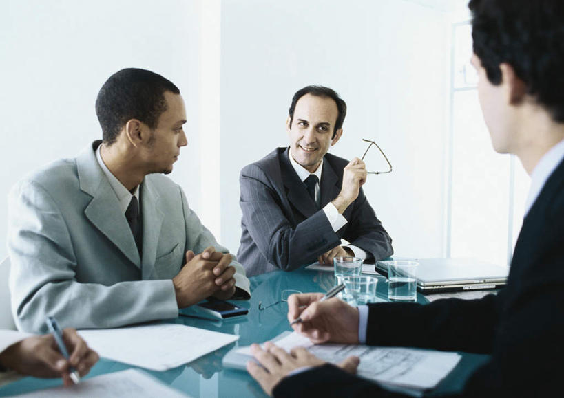 西方人,头发,伙伴,同事,朋友,商务人士,商务男性,商务女性,办公室,坐,笑,摸,说,微笑,露齿笑,横图,室内,白天,正面,衬衫,讨论,友谊,成功,合作,团队,集体,信心,桌子,欧洲,欧洲人,五个人,一副,撑,抚摸,握,阴影,套装,开会,会议,光线,材料,档案,文件,眼镜,影子,办公桌,墙,许多人,拿,拿着,注视,队伍,墙壁,墙面,黄色,黑色,阳光,资料,观察,看,一群人,握着,观看,察看,领导,撑着,成就,关注,文档,商务装,合伙,领袖,近视眼镜,工薪阶层,交流,友情,男人,男性,年轻男性,年轻女性,女人,女性,白种人,白领,上班族,触摸,沟通,讲话,交谈,接触,商讨,说话,谈话,坐着,半身,彩图,衬衣