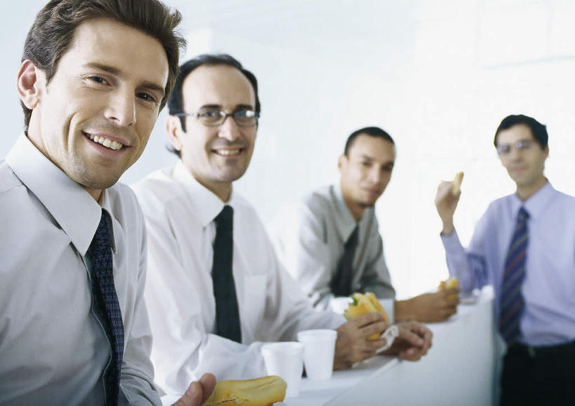 西方人,四个人,伙伴,同事,朋友,商务人士,商务男性,办公室,站,笑,摸,微笑,露齿笑,横图,室内,白天,正面,衬衫,友谊,成功,合作,团队,集体,信心,桌子,杯子,欧洲,欧洲人,一排,抚摸,握,阴影,套装,整齐,光线,眼镜,影子,办公桌,墙,拿,拿着,注视,队伍,墙壁,墙面,排列,阳光,纸制品,观察,看,站着,转头,握着,观看,纸杯,察看,领导,成就,队列,关注,一次性杯子,商务装,合伙,领袖,近视眼镜,工薪阶层,友情,男人,男性,年轻男性,白种人,白领,上班族,触摸,接触,站立,半身,彩图,衬衣