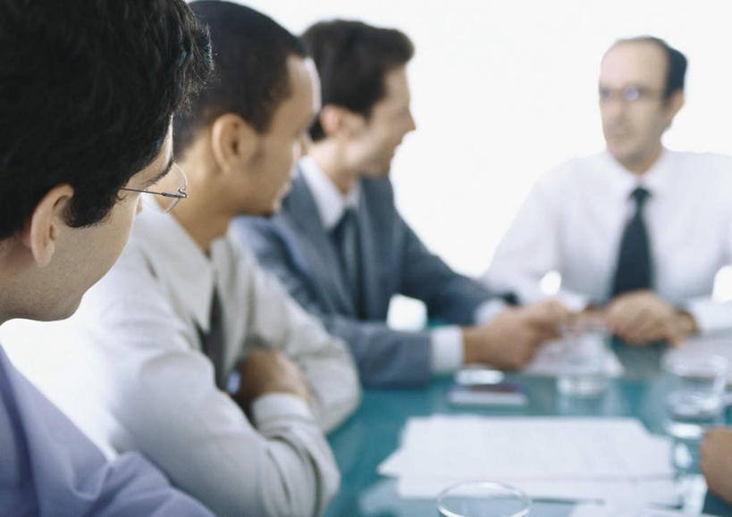 西方人,伙伴,同事,朋友,商务人士,商务男性,商务女性,办公室,坐,笑,摸,说,微笑,露齿笑,横图,室内,白天,正面,衬衫,讨论,友谊,成功,合作,团队,集体,信心,桌子,欧洲,欧洲人,五个人,一排,撑,抚摸,阴影,套装,开会,朦胧,模糊,整齐,会议,光线,材料,档案,文件,眼镜,影子,办公桌,许多人,注视,队伍,排列,衣服,阳光,资料,观察,看,转头,一群人,观看,察看,领导,撑着,成就,队列,关注,文档,商务装,合伙,领袖,近视眼镜,工薪阶层,交流,友情,男人,男性,年轻男性,年轻女性,女人,女性,白种人,白领,上班族,触摸,沟通,讲话,交谈,接触,商讨,说话,谈话,坐着,半身,彩图,衬衣