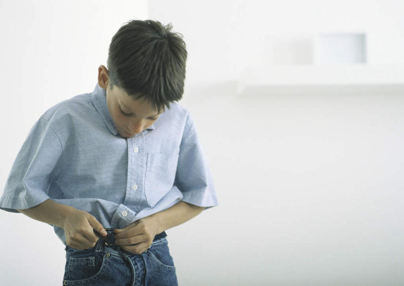 西方人,儿童,头发,一个人,站,摸,横图,室内,白天,正面,纯洁,欧洲,欧洲人,仅一个男性,仅一个人,抚摸,握,阴影,服装,光线,影子,墙,注视,休闲装,墙壁,墙面,小孩,衣服,蓝色,黑色,阳光,低头,观察,看,站着,仅一个小孩,休闲,休闲服,可爱,童年,童趣,握着,服饰,观看,察看,关注,童真,烂漫,无邪,天真,男孩,男人,男性,白种人,孩子,触摸,接触,站立,半身,彩图,男生