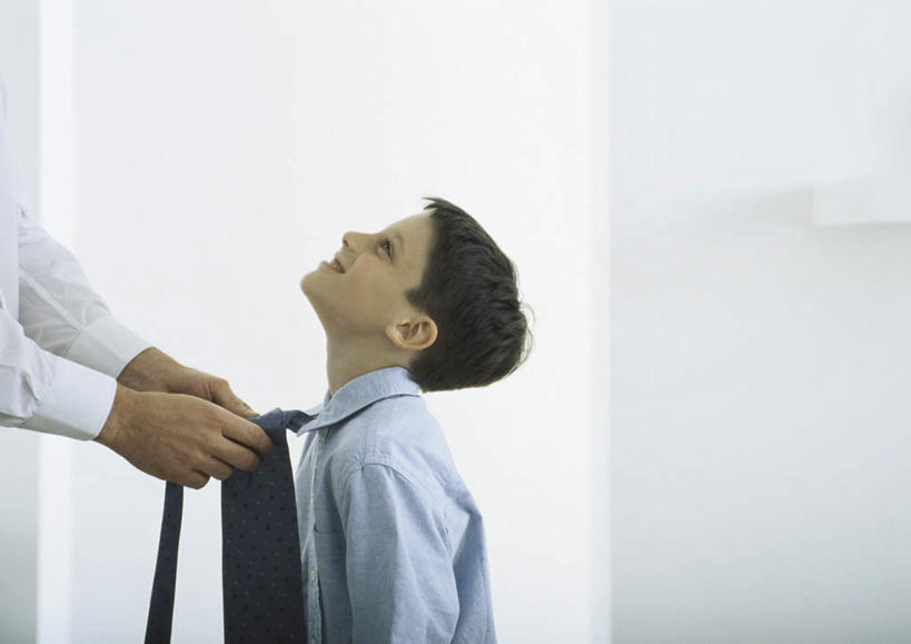 西方人,儿童,头发,两个人,家庭,父亲,儿子,站,笑,摸,微笑,露齿笑,横图,室内,白天,侧面,衬衫,纯洁,门,欧洲,欧洲人,抚摸,握,阴影,光线,影子,墙,领带,拿,拿着,注视,墙壁,墙面,小孩,蓝色,黑色,阳光,门框,观察,看,站着,温暖,温馨,父子,一家人,父爱,可爱,童年,童趣,握着,观看,和睦,察看,关注,童真,烂漫,无邪,天真,男孩,男人,男性,年轻男性,白种人,孩子,年轻人,触摸,接触,抬头,仰头,站立,半身,彩图,衬衣,融洽,男生