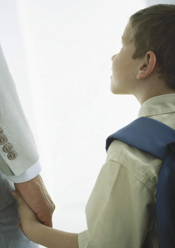 西方人,儿童,头发,两个人,家庭,父亲,儿子,握手,笑,摸,微笑,露齿笑,竖图,室内,白天,纯洁,欧洲,欧洲人,抚摸,阴影,光线,包,书包,影子,墙,注视,墙壁,墙面,一个,小孩,背面,黄色,蓝色,阳光,背包,观察,看,温暖,温馨,父子,一家人,父爱,可爱,童年,童趣,单个,观看,和睦,察看,关注,童真,烂漫,无邪,天真,男孩,男人,男性,年轻男性,白种人,孩子,年轻人,触摸,接触,拉手,手拉手,手握手,抬头,仰头,半身,彩图,融洽,双肩包,男生