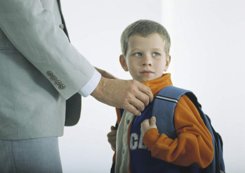 西方人,儿童,背,头发,两个人,家庭,父亲,儿子,站,横图,室内,白天,侧面,纯洁,欧洲,欧洲人,一条,握,阴影,服装,光线,包,书包,影子,墙,拿,拿着,注视,休闲装,墙壁,墙面,小孩,衣服,黄色,阳光,背包,围巾,背着,观察,看,站着,转头,休闲,温暖,温馨,父子,一家人,休闲服,父爱,可爱,童年,童趣,握着,服饰,观看,和睦,察看,关注,童真,烂漫,无邪,天真,男孩,男人,男性,年轻男性,白种人,孩子,年轻人,站立,半身,彩图,融洽,双肩包,男生