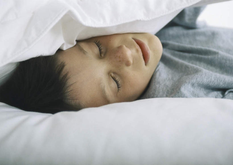 西方人,儿童,头发,一个人,躺,闭眼,睡,横图,室内,白天,正面,纯洁,床,靠垫,卧室,欧洲,欧洲人,仅一个男性,仅一个人,服装,床单,靠枕,休闲装,被子,小孩,衣服,黑色,灰色,垫子,枕头,仅一个小孩,休闲,休闲服,可爱,童年,童趣,遮,遮掩,服饰,单人床,掩盖,被单,遮挡,童真,烂漫,无邪,遮盖,掩饰,卧着,天真,男孩,男人,男性,白种人,孩子,闭眼睛,闭着眼,闭着眼睛,困,困觉,寝息,睡觉,躺着,卧,半身,彩图,睡房,卧房,男生