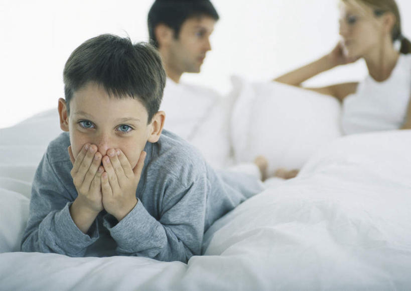 西方人,儿童,头发,三个人,家庭,夫妻,母亲,父亲,儿子,躺,笑,摸,微笑,露齿笑,横图,室内,白天,正面,爱情,纯洁,床,靠垫,卧室,欧洲,欧洲人,抚摸,阴影,服装,光线,影子,床单,靠枕,浪漫,注视,休闲装,被子,小孩,衣服,黑色,阳光,垫子,枕头,观察,看,靠,靠着,趴着,倚靠,休闲,温暖,温馨,父子,母子,三口之家,一家人,休闲服,恩爱,父爱,可爱,母爱,童年,童趣,遮,遮掩,恋人,服饰,单人床,观看,和睦,察看,掩盖,被单,倚着,遮挡,关注,童真,烂漫,无邪,遮盖,掩饰,卧着,天真,男孩,男人,男性,年轻男性,年轻女性,女人,女性,白种人,孩子,年轻人,情侣,触摸,接触,趴,躺着,卧,半身,彩图,睡房,卧房,伴侣,融洽,男生