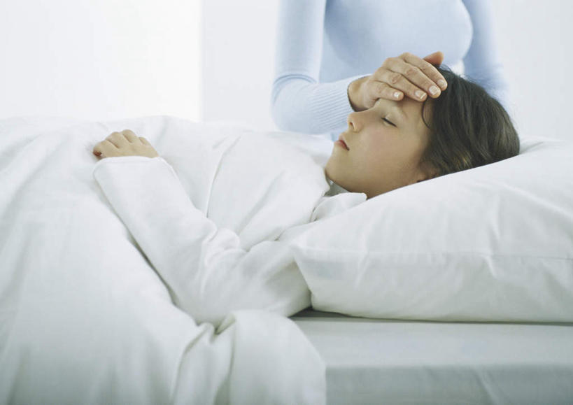 西方人,儿童,两个人,家庭,母亲,女儿,站,躺,闭眼,摸,睡,横图,室内,白天,正面,纯洁,床,靠垫,卧室,欧洲,欧洲人,抚摸,服装,床单,靠枕,休闲装,被子,小孩,衣服,蓝色,垫子,枕头,站着,休闲,生病,温暖,温馨,母女,一家人,休闲服,可爱,母爱,童年,童趣,遮,遮掩,服饰,单人床,和睦,掩盖,被单,遮挡,童真,烂漫,无邪,遮盖,掩饰,卧着,天真,年轻女性,女孩,女人,女性,白种人,孩子,年轻人,闭眼睛,闭着眼,闭着眼睛,触摸,接触,困,困觉,寝息,睡觉,躺着,卧,站立,半身,彩图,睡房,卧房,融洽,女生