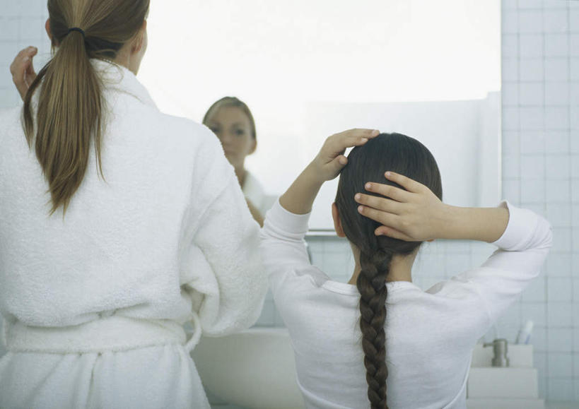 西方人,儿童,头发,两个人,家庭,母亲,女儿,站,举,笑,摸,微笑,露齿笑,横图,室内,白天,纯洁,镜子,卫生间,洗手间,欧洲,欧洲人,抚摸,服装,朦胧,模糊,水龙头,水池,注视,休闲装,一个,小孩,背面,衣服,黄色,白色,黑色,观察,看,托,站着,休闲,温暖,温馨,母女,一家人,休闲服,可爱,母爱,童年,童趣,服饰,单个,观看,镜像,和睦,察看,镜面,关注,童真,烂漫,无邪,天真,年轻女性,女孩,女人,女性,白种人,孩子,年轻人,厕所,触摸,接触,举起,举手,举着,向上举,向上伸,向上托,站立,半身,彩图,融洽,女生