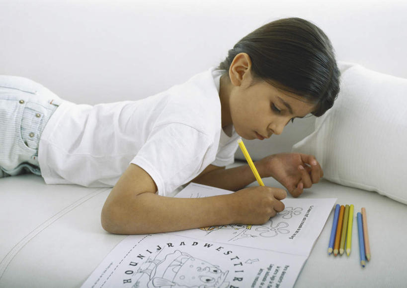 西方人,儿童,头发,一个人,客厅,横图,俯视,彩色,室内,白天,纯洁,沙发,欧洲,欧洲人,仅一个女性,仅一个人,一排,许多,握,阴影,服装,整齐,光线,笔,影子,办公用品,记事本,拿,拿着,注视,休闲装,画,文具,排列,小孩,衣服,白色,黑色,阳光,本子,笔记本,学习用品,低头,观察,看,趴着,仅一个小孩,休闲,休闲服,可爱,童年,童趣,握着,服饰,观看,文具用品,察看,起居室,队列,关注,布艺沙发,童真,烂漫,无邪,天真,女孩,女人,女性,白种人,孩子,趴,半身,彩图,高角度拍摄,女生