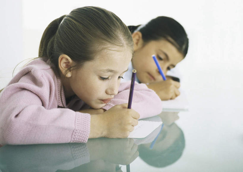 西方人,儿童,头发,两个人,家庭,伙伴,朋友,坐,摸,横图,室内,白天,侧面,友谊,纯洁,桌子,欧洲,欧洲人,抚摸,握,写,服装,笔,办公桌,墙,办公用品,拿,拿着,注视,休闲装,墙壁,墙面,文具,两个,小孩,衣服,粉色,黄色,蓝色,黑色,学习用品,低头,观察,记录,看,休闲,温暖,温馨,一家人,休闲服,可爱,童年,童趣,握着,服饰,观看,文具用品,和睦,察看,关注,童真,烂漫,无邪,天真,友情,女孩,女人,女性,白种人,触摸,接触,坐着,半身,彩图,融洽,女生