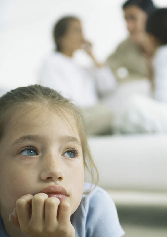 西方人,儿童,头发,四个人,家庭,夫妻,母亲,父亲,女儿,儿子,客厅,坐,摸,竖图,室内,特写,白天,正面,爱情,纯洁,沙发,欧洲,欧洲人,撑,抚摸,阴影,服装,朦胧,模糊,光线,影子,墙,浪漫,托腮,注视,休闲装,墙壁,墙面,小孩,衣服,黄色,蓝色,阳光,观察,看,托,休闲,温暖,温馨,父子,母女,一家人,休闲服,恩爱,父爱,可爱,母爱,童年,童趣,恋人,服饰,观看,和睦,察看,起居室,关注,托下巴,布艺沙发,童真,烂漫,无邪,天真,男孩,男人,男性,年轻男性,年轻女性,女孩,女人,女性,白种人,孩子,情侣,触摸,接触,抬头,仰头,坐着,半身,彩图,伴侣,融洽,男生,女生