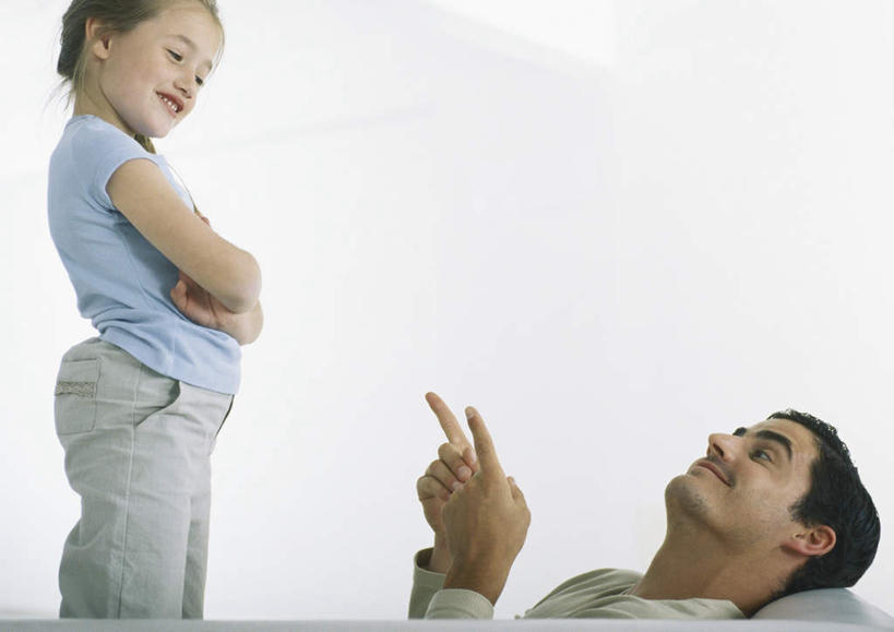 西方人,儿童,头发,两个人,家庭,父亲,女儿,客厅,站,坐,举,双手交叉,横图,室内,白天,侧面,纯洁,沙发,欧洲,欧洲人,指,服装,墙,注视,休闲装,方向,墙壁,墙面,小孩,衣服,蓝色,黑色,低头,观察,看,手势,托,站着,休闲,温暖,温馨,父女,一家人,休闲服,父爱,可爱,童年,童趣,服饰,观看,和睦,察看,起居室,双手抱胸,指向,关注,布艺沙发,童真,烂漫,无邪,天真,男人,男性,年轻男性,女孩,白种人,孩子,年轻人,举起,举手,举着,抬头,向上举,向上伸,向上托,仰头,站立,坐着,半身,彩图,融洽,女生