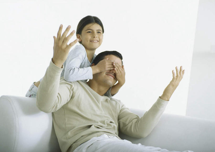 西方人,儿童,头发,两个人,家庭,父亲,女儿,客厅,坐,举,笑,摸,微笑,露齿笑,横图,室内,白天,正面,纯洁,沙发,欧洲,欧洲人,抚摸,阴影,服装,光线,影子,注视,休闲装,小孩,衣服,黄色,蓝色,黑色,阳光,观察,看,靠,靠着,托,倚靠,休闲,温暖,温馨,父女,一家人,休闲服,父爱,可爱,童年,童趣,遮,遮掩,服饰,观看,和睦,察看,起居室,掩盖,倚着,遮挡,关注,布艺沙发,童真,烂漫,无邪,遮盖,掩饰,天真,男人,男性,年轻男性,女孩,白种人,孩子,年轻人,触摸,接触,举起,举手,举着,向上举,向上伸,向上托,坐着,半身,彩图,融洽,女生