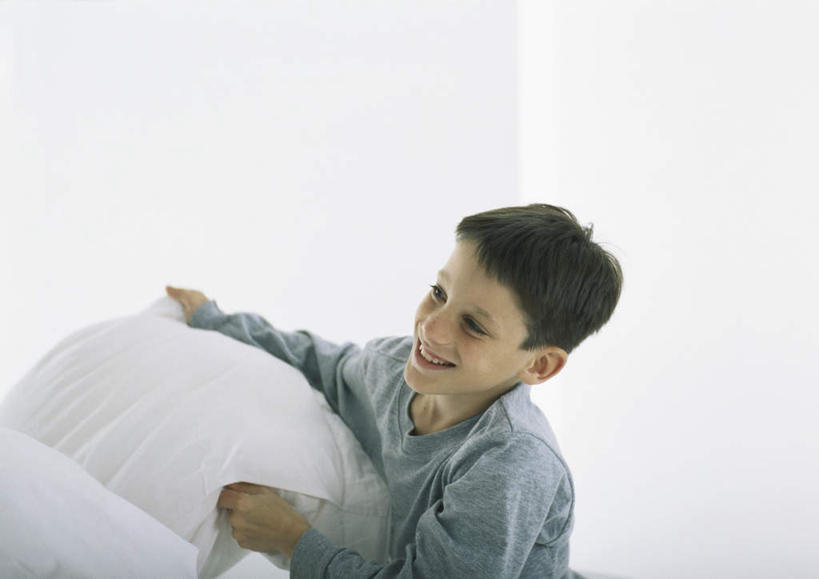 西方人,儿童,头发,一个人,客厅,坐,笑,摸,微笑,露齿笑,横图,室内,白天,侧面,纯洁,沙发,欧洲,欧洲人,仅一个男性,仅一个人,撑,抚摸,阴影,服装,光线,影子,墙,注视,休闲装,墙壁,墙面,小孩,衣服,蓝色,黑色,阳光,观察,看,靠,靠着,倚靠,仅一个小孩,休闲,休闲服,可爱,童年,童趣,服饰,观看,察看,起居室,撑着,倚着,关注,布艺沙发,童真,烂漫,无邪,天真,男孩,男人,男性,白种人,孩子,触摸,接触,坐着,半身,彩图,男生