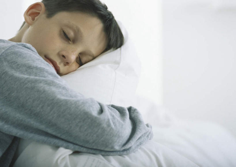 西方人,儿童,一个人,坐,闭眼,抱,笑,摸,微笑,横图,室内,白天,侧面,纯洁,床,靠垫,卧室,欧洲,欧洲人,仅一个男性,仅一个人,抚摸,阴影,服装,光线,影子,床单,靠枕,休闲装,被子,小孩,衣服,蓝色,阳光,垫子,枕头,靠,靠着,倚靠,转头,仅一个小孩,休闲,休闲服,可爱,童年,童趣,服饰,单人床,抱着,被单,搂着,倚着,童真,烂漫,无邪,天真,男孩,男人,男性,白种人,孩子,闭眼睛,闭着眼,闭着眼睛,触摸,怀抱,接触,搂,搂抱,相抱,拥抱,坐着,半身,彩图,睡房,卧房,男生