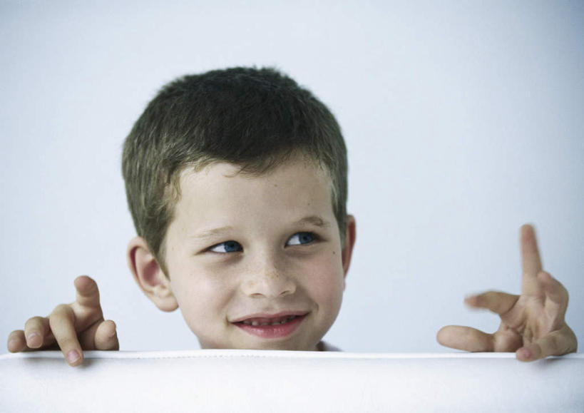 西方人,儿童,脸,头,脸颊,头发,一个人,站,笑,摸,微笑,露齿笑,横图,室内,特写,白天,白色背景,正面,纯洁,桌面,欧洲,欧洲人,仅一个男性,仅一个人,撑,抚摸,墙,注视,墙壁,墙面,小孩,黄色,观察,看,站着,转头,仅一个小孩,可爱,童年,童趣,摄影,影棚,观看,察看,撑着,关注,童真,烂漫,无邪,天真,男孩,男人,男性,白种人,孩子,头部,脸部,脸蛋,面部,触摸,接触,站立,半身,彩图,影棚拍摄,拍摄,男生