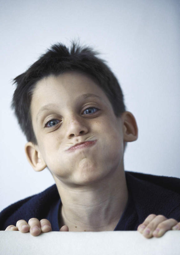 西方人,儿童,脸,头,脸颊,头发,一个人,站,笑,摸,微笑,露齿笑,竖图,室内,特写,白天,白色背景,正面,纯洁,桌面,欧洲,欧洲人,仅一个男性,仅一个人,撑,抚摸,服装,墙,注视,休闲装,墙壁,墙面,小孩,衣服,黑色,观察,看,站着,仅一个小孩,休闲,鬼脸,休闲服,可爱,童年,童趣,摄影,服饰,影棚,观看,察看,撑着,关注,童真,烂漫,无邪,天真,男孩,男人,男性,白种人,孩子,头部,脸部,脸蛋,面部,触摸,接触,站立,半身,彩图,影棚拍摄,拍摄,男生