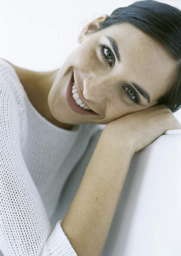 西方人,头发,一个人,坐,笑,摸,微笑,露齿笑,竖图,室内,白天,正面,欧洲,欧洲人,仅一个年轻女性,仅一个女性,仅一个人,撑,抚摸,阴影,服装,光线,影子,墙,注视,休闲装,墙壁,墙面,衣服,白色,黑色,阳光,观察,看,靠,靠着,趴着,倚靠,休闲,休闲服,服饰,观看,察看,撑着,倚着,关注,年轻女性,女人,女性,白种人,触摸,接触,趴,坐着,半身,彩图