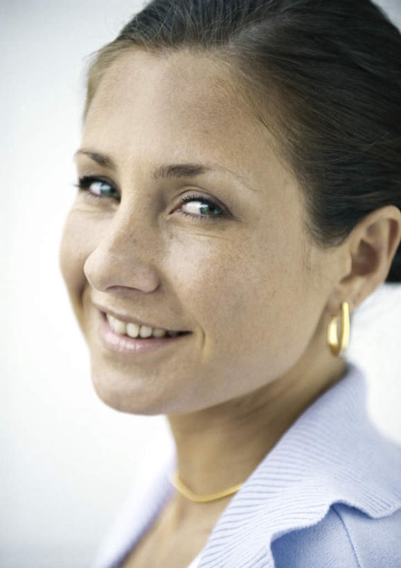 西方人,脸,头,脸颊,头发,一个人,商务人士,商务女性,站,笑,微笑,露齿笑,竖图,室内,特写,白天,侧面,项链,欧洲,欧洲人,仅一个年轻女性,仅一个女性,仅一个人,一条,套装,朦胧,模糊,墙,注视,墙壁,墙面,黑色,观察,看,站着,转头,观看,察看,关注,商务装,工薪阶层,年轻女性,女人,女性,白种人,头部,脸部,脸蛋,面部,白领,上班族,站立,半身,彩图