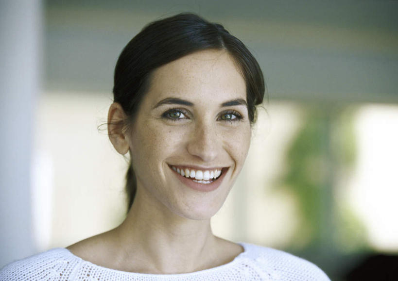 西方人,脸,头,脸颊,头发,一个人,站,笑,微笑,露齿笑,横图,室内,特写,白天,正面,植物,窗户,落地窗,欧洲,欧洲人,仅一个年轻女性,仅一个女性,仅一个人,阴影,服装,朦胧,模糊,光线,影子,注视,休闲装,玻璃窗,树,树木,衣服,绿色,白色,黑色,阳光,自然,观察,看,站着,休闲,休闲服,服饰,生长,成长,观看,察看,关注,年轻女性,女人,女性,白种人,头部,脸部,脸蛋,面部,站立,半身,彩图