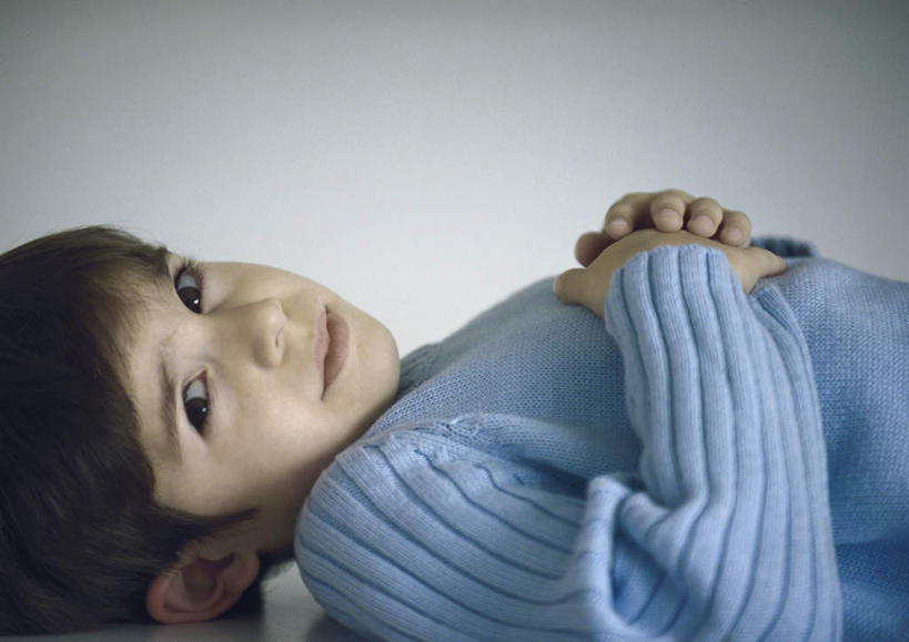 西方人,儿童,头发,一个人,躺,笑,摸,微笑,露齿笑,横图,室内,白天,侧面,毛衣,欧洲,欧洲人,仅一个男性,仅一个人,抚摸,阴影,光线,影子,墙,注视,墙壁,墙面,小孩,蓝色,黑色,阳光,观察,看,转头,仅一个小孩,观看,察看,关注,卧着,男孩,男人,男性,白种人,孩子,触摸,接触,躺着,卧,半身,彩图,绒衣,套衫,套头毛衣,线衣,男生