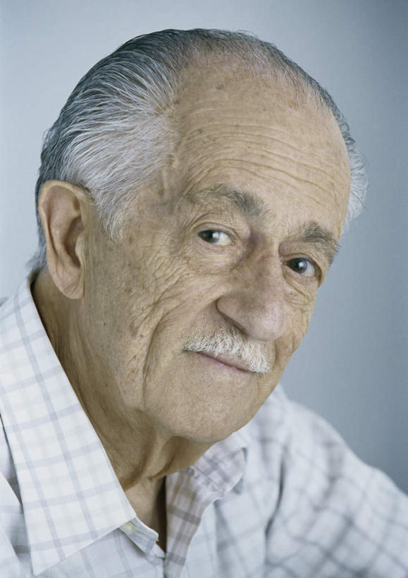 西方人,胡须,头发,一个人,坐,笑,微笑,竖图,室内,特写,白天,正面,衬衫,欧洲,欧洲人,仅一个男性,仅一个人,阴影,朦胧,模糊,光线,方格,影子,墙,注视,墙壁,墙面,白色,阳光,观察,看,转头,仅一个老年男性,观看,察看,关注,老年男性,男人,男性,白种人,胡子,小胡子,坐着,半身,彩图,衬衣