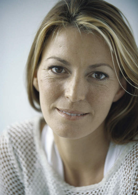 西方人,脸,头,脸颊,头发,一个人,坐,笑,微笑,露齿笑,竖图,室内,特写,白天,正面,欧洲,欧洲人,仅一个年轻女性,仅一个女性,仅一个人,阴影,服装,光线,影子,墙,注视,休闲装,墙壁,墙面,衣服,黄色,白色,阳光,观察,看,休闲,休闲服,服饰,观看,察看,关注,年轻女性,女人,女性,白种人,头部,长发,脸部,脸蛋,面部,坐着,半身,彩图