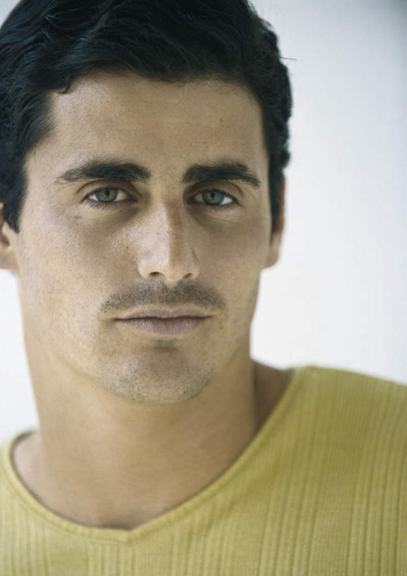 西方人,脸,头,脸颊,胡须,头发,一个人,站,笑,微笑,竖图,室内,特写,白天,正面,欧洲,欧洲人,仅一个男性,仅一个人,服装,墙,注视,休闲装,墙壁,墙面,仅一个年轻男性,衣服,黄色,黑色,观察,看,站着,休闲,休闲服,服饰,观看,察看,关注,男人,男性,年轻男性,白种人,头部,胡子,小胡子,脸部,脸蛋,面部,站立,半身,彩图