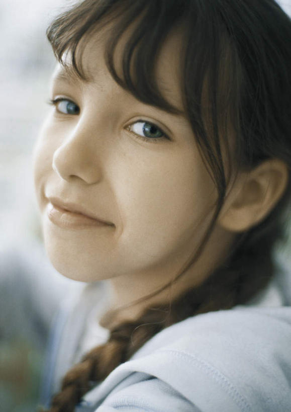 西方人,儿童,脸,头,脸颊,头发,一个人,站,笑,微笑,竖图,室外,特写,白天,侧面,欧洲,欧洲人,仅一个女性,仅一个人,阴影,服装,朦胧,模糊,光线,影子,注视,休闲装,一个,小孩,衣服,黄色,白色,阳光,观察,看,站着,转头,仅一个小孩,休闲,辫子,休闲服,服饰,单个,观看,察看,关注,女孩,女人,女性,白种人,孩子,头部,脸部,脸蛋,面部,站立,半身,彩图,女生