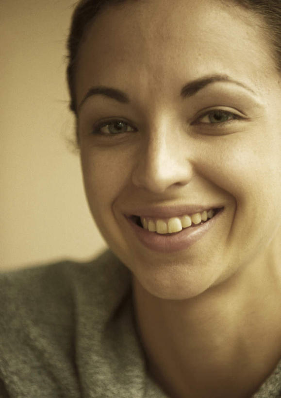 西方人,脸,头,脸颊,头发,一个人,站,笑,微笑,露齿笑,竖图,室内,特写,白天,正面,欧洲,欧洲人,仅一个年轻女性,仅一个女性,仅一个人,黄色背景,服装,注视,休闲装,衣服,黄色,白色,观察,看,站着,休闲,休闲服,服饰,观看,察看,关注,年轻女性,女人,女性,白种人,头部,脸部,脸蛋,面部,站立,半身,彩图