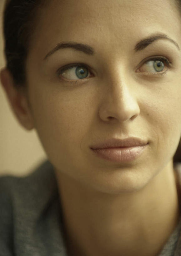 西方人,脸,头,脸颊,头发,一个人,站,笑,微笑,竖图,室内,特写,白天,正面,欧洲,欧洲人,仅一个年轻女性,仅一个女性,仅一个人,黄色背景,服装,注视,休闲装,衣服,黄色,灰色,观察,看,站着,转头,休闲,休闲服,服饰,观看,察看,关注,年轻女性,女人,女性,白种人,头部,脸部,脸蛋,面部,站立,半身,彩图