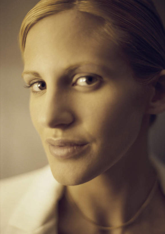 西方人,脸,头,脸颊,头发,一个人,站,笑,微笑,露齿笑,竖图,室内,特写,白天,正面,欧洲,欧洲人,仅一个年轻女性,仅一个女性,仅一个人,阴影,黄色背景,服装,光线,影子,注视,休闲装,衣服,黄色,白色,阳光,观察,看,站着,转头,休闲,休闲服,服饰,观看,察看,关注,年轻女性,女人,女性,白种人,头部,脸部,脸蛋,面部,站立,半身,彩图