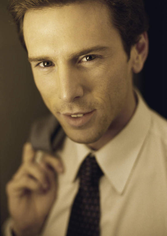 西方人,脸,头,脸颊,头发,一个人,商务人士,商务男性,站,竖图,室内,特写,白天,正面,衬衫,欧洲,欧洲人,仅一个男性,仅一个人,阴影,黄色背景,套装,光线,影子,拎,注视,仅一个年轻男性,黄色,阳光,观察,看,站着,观看,察看,关注,商务装,工薪阶层,男人,男性,年轻男性,白种人,头部,脸部,脸蛋,面部,白领,上班族,站立,半身,彩图,衬衣,拎着