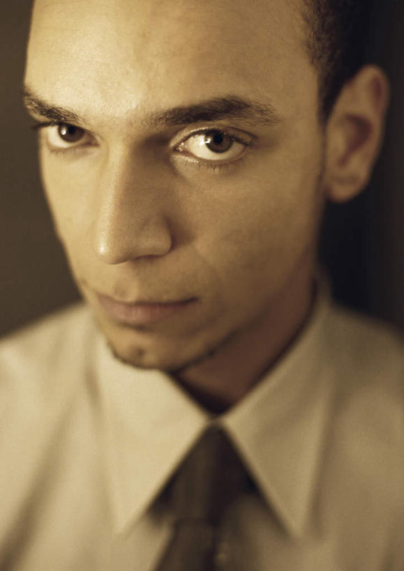 西方人,脸,头,脸颊,胡须,头发,一个人,商务人士,商务男性,站,笑,微笑,竖图,室内,特写,白天,正面,衬衫,欧洲,欧洲人,仅一个男性,仅一个人,阴影,黄色背景,套装,光线,影子,注视,仅一个年轻男性,黑色,阳光,观察,看,站着,观看,察看,关注,商务装,工薪阶层,男人,男性,年轻男性,白种人,头部,胡子,小胡子,脸部,脸蛋,面部,白领,上班族,站立,半身,彩图,衬衣