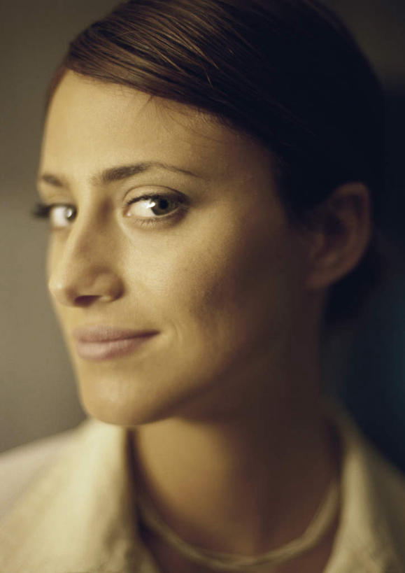 西方人,脸,头,脸颊,头发,一个人,商务人士,商务女性,站,笑,微笑,竖图,室内,特写,白天,正面,项链,欧洲,欧洲人,仅一个年轻女性,仅一个女性,仅一个人,一条,阴影,黄色背景,套装,光线,影子,注视,黑色,阳光,观察,看,站着,转头,观看,察看,关注,商务装,工薪阶层,年轻女性,女人,女性,白种人,头部,脸部,脸蛋,面部,白领,上班族,站立,半身,彩图