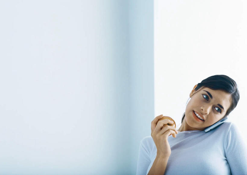 西方人,一个人,站,打电话,横图,室内,白天,正面,苹果,电话,手机,水果,欧洲,欧洲人,仅一个年轻女性,仅一个女性,仅一个人,新鲜,生食,食品,果实,拿,拿着,注视,通讯设备,食物,一个,红色,观察,看,站着,有机食品,绿色食品,单个,观看,察看,关注,交流,年轻女性,女人,女性,白种人,沟通,通话,站立,半身,彩图