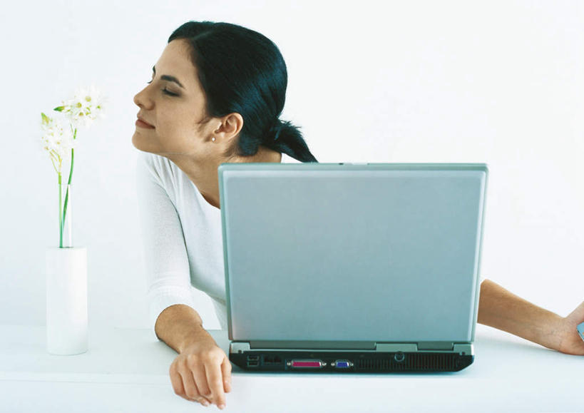 西方人,一个人,站,闭眼,横图,室内,白天,白色背景,正面,电脑,笔记本电脑,餐桌,桌子,花瓶,欧洲,欧洲人,仅一个年轻女性,仅一个女性,仅一个人,许多,盛开,网络,花蕾,注视,通讯设备,闻,玻璃制品,花,花瓣,花朵,鲜花,白色,玻璃瓶,瓶子,花苞,花蕊,观察,看,站着,一束,餐台,观看,察看,无线,关注,通信设备,无线网络,无线上网,便携式电脑,手提电脑,年轻女性,女人,女性,白种人,闭眼睛,闭着眼,闭着眼睛,站立,半身,彩图