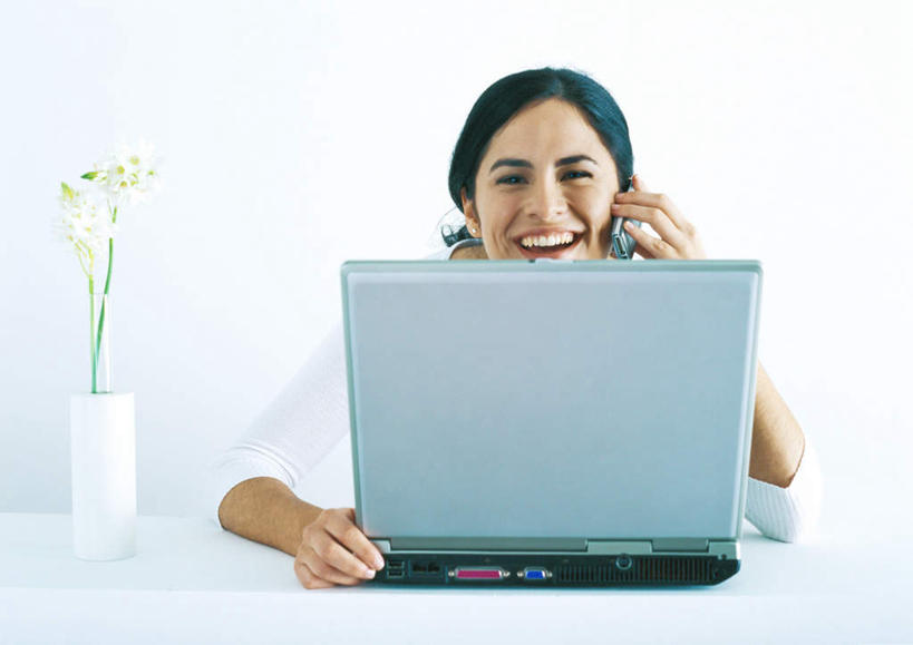 西方人,一个人,站,笑,打电话,微笑,露齿笑,横图,室内,白天,白色背景,正面,电脑,笔记本电脑,餐桌,桌子,电话,花瓶,手机,欧洲,欧洲人,仅一个年轻女性,仅一个女性,仅一个人,许多,盛开,网络,拿,花蕾,拿着,注视,通讯设备,玻璃制品,花,花瓣,花朵,鲜花,白色,玻璃瓶,瓶子,花苞,花蕊,观察,看,站着,一束,餐台,观看,察看,无线,关注,通信设备,无线网络,无线上网,便携式电脑,交流,手提电脑,年轻女性,女人,女性,白种人,沟通,通话,站立,半身,彩图