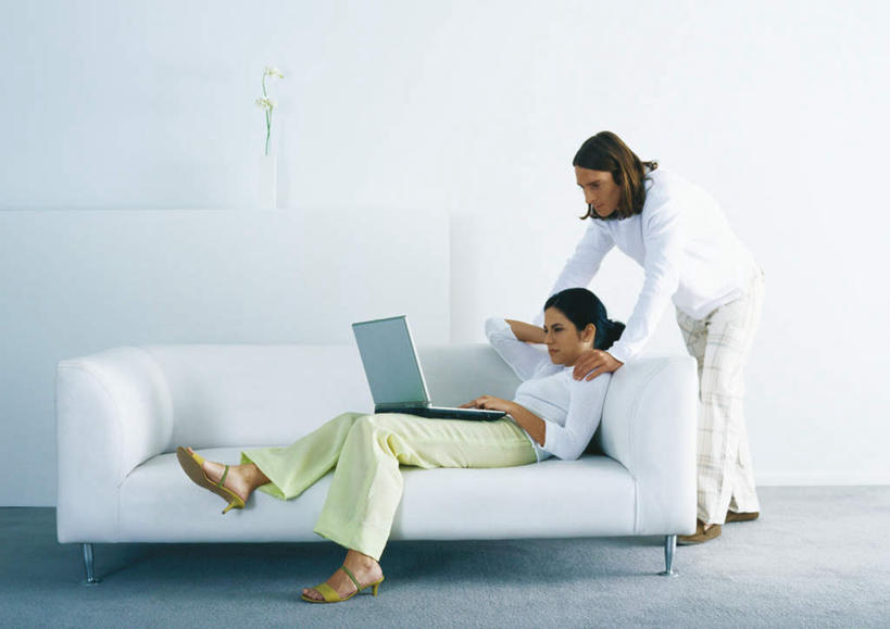 西方人,两个人,夫妻,站,坐,横图,室内,白天,侧面,爱情,电脑,笔记本电脑,沙发,欧洲,欧洲人,网络,墙,浪漫,注视,通讯设备,墙壁,墙面,观察,看,站着,恩爱,恋人,观看,察看,无线,关注,通信设备,无线网络,布艺沙发,无线上网,便携式电脑,手提电脑,男人,男性,年轻男性,年轻女性,女人,女性,白种人,情侣,站立,坐着,彩图,全身,伴侣